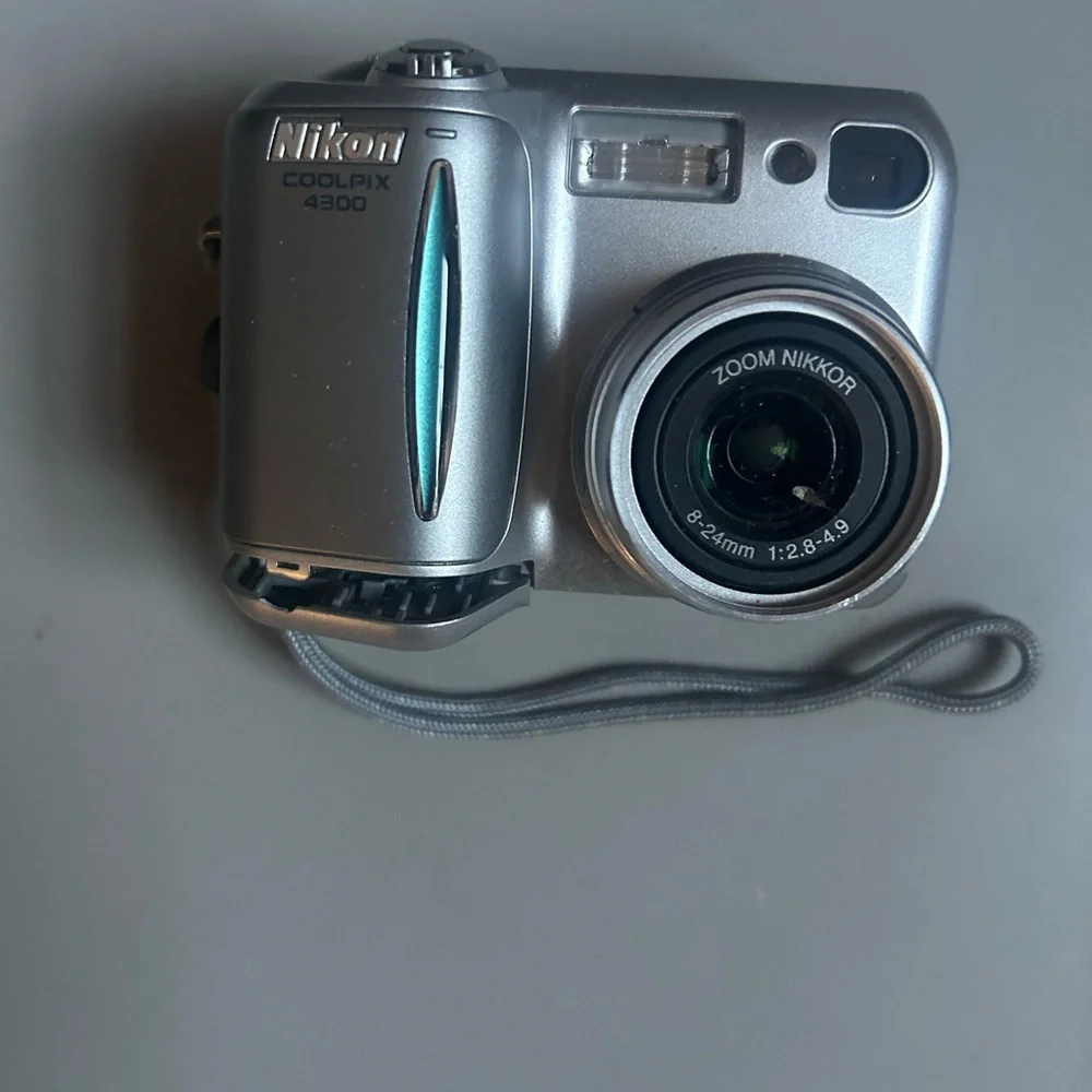 Nikon COOLPIX 4300 Camera 📷